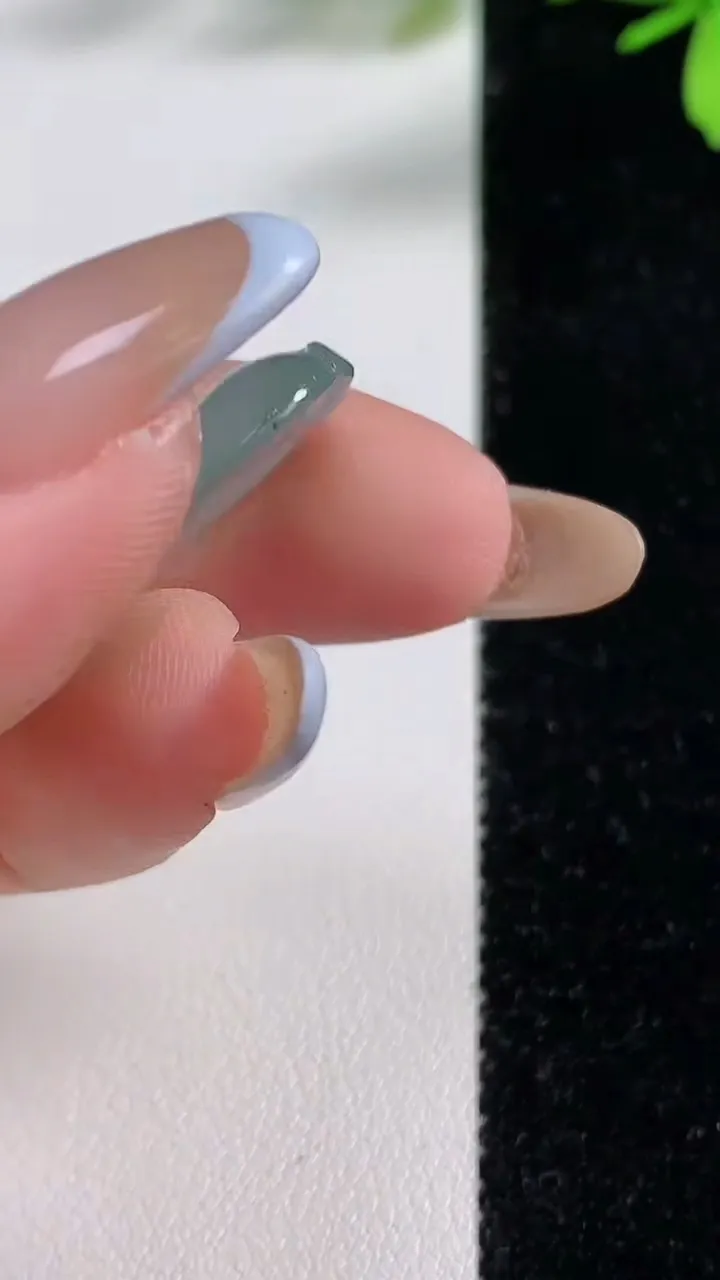 天然A货翡翠金枝玉叶 叶子吊坠，尺寸26-15.7-4，重:3.69g
11月4日