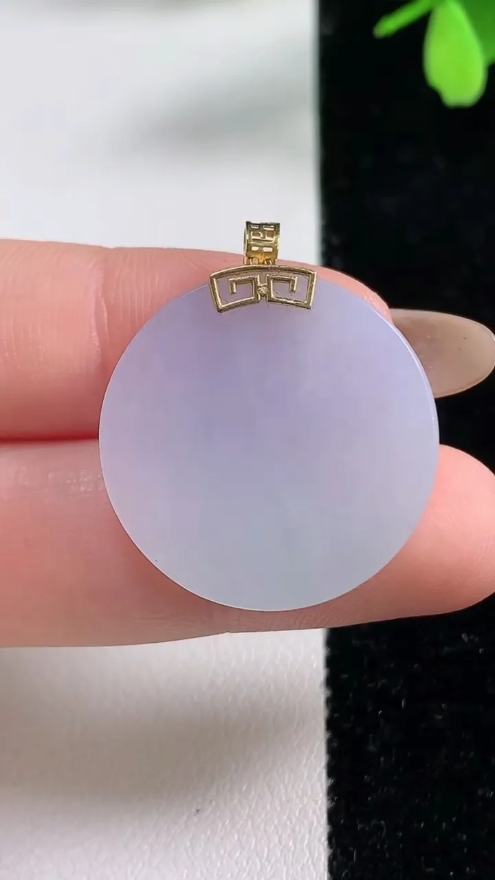 天然A货翡翠18K金紫罗兰无事牌吊坠，尺寸24.4-3.6，重量:6.27g
11月4日