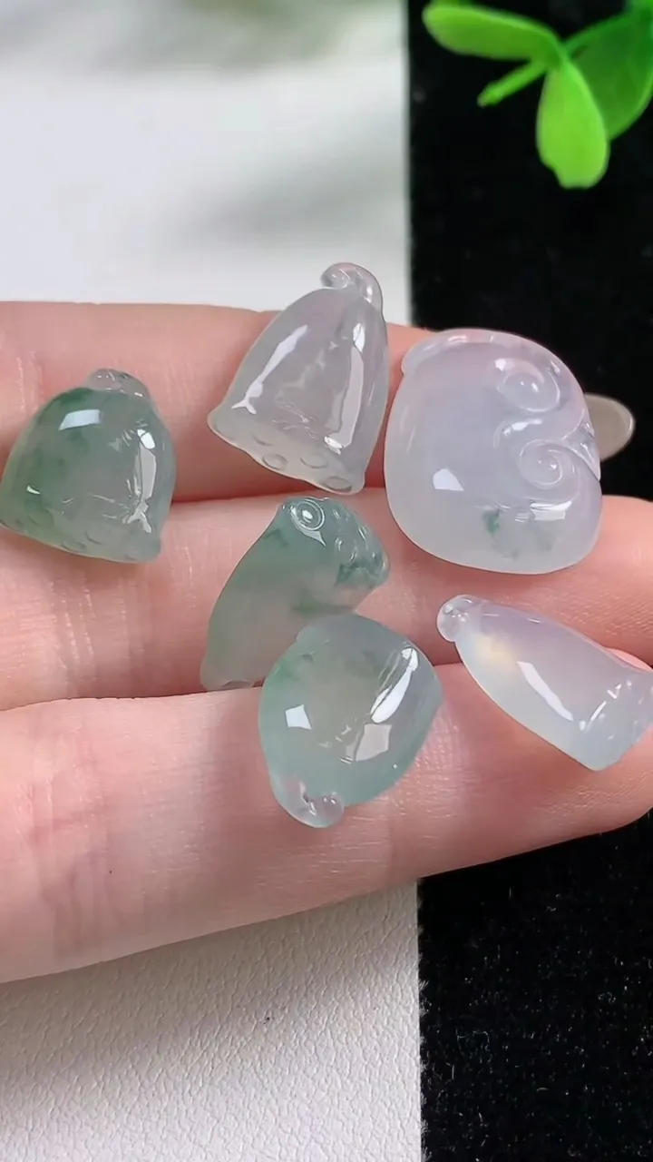 天然A货翡翠冰种飘花如意吊坠一手，尺寸21.3-15.6-4.6，重量:10.79g
11月4日