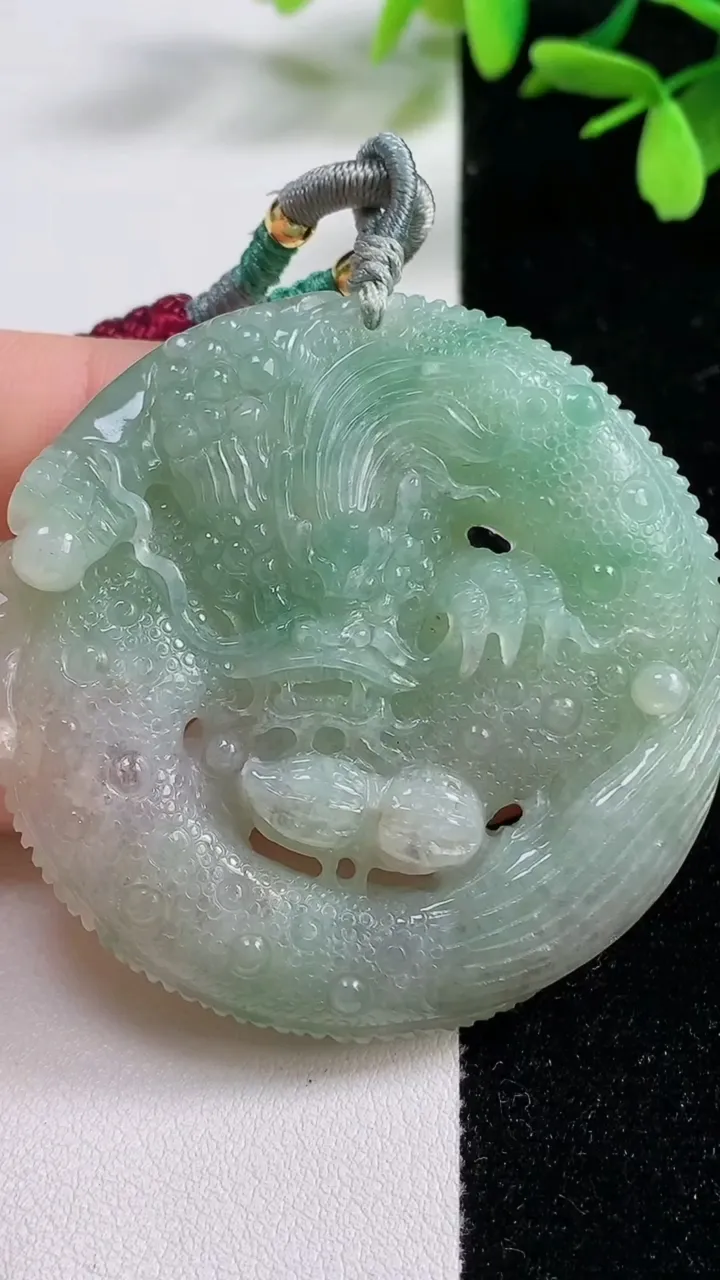 天然A货翡翠龙牌吊坠，尺寸53.8-10.5，重:55.36g
11月4日