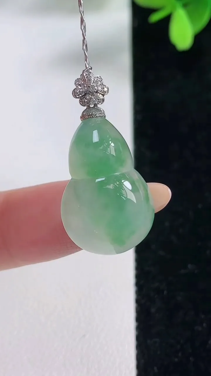 天然A货翡翠葫芦吊坠，尺寸22.3-14.7-6.1，重量:3.78g
11月4日