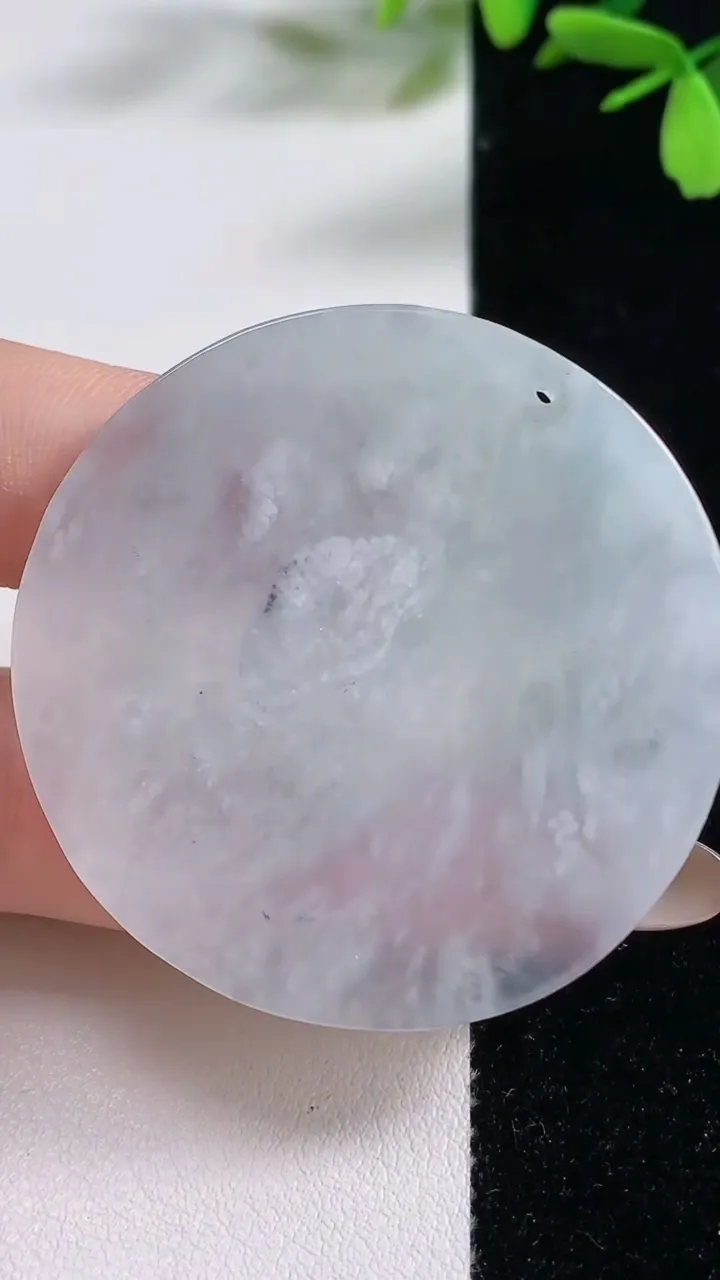 天然A货翡翠白冰无事牌吊坠，尺寸46.8-3.4，重:19.97g
11月4日