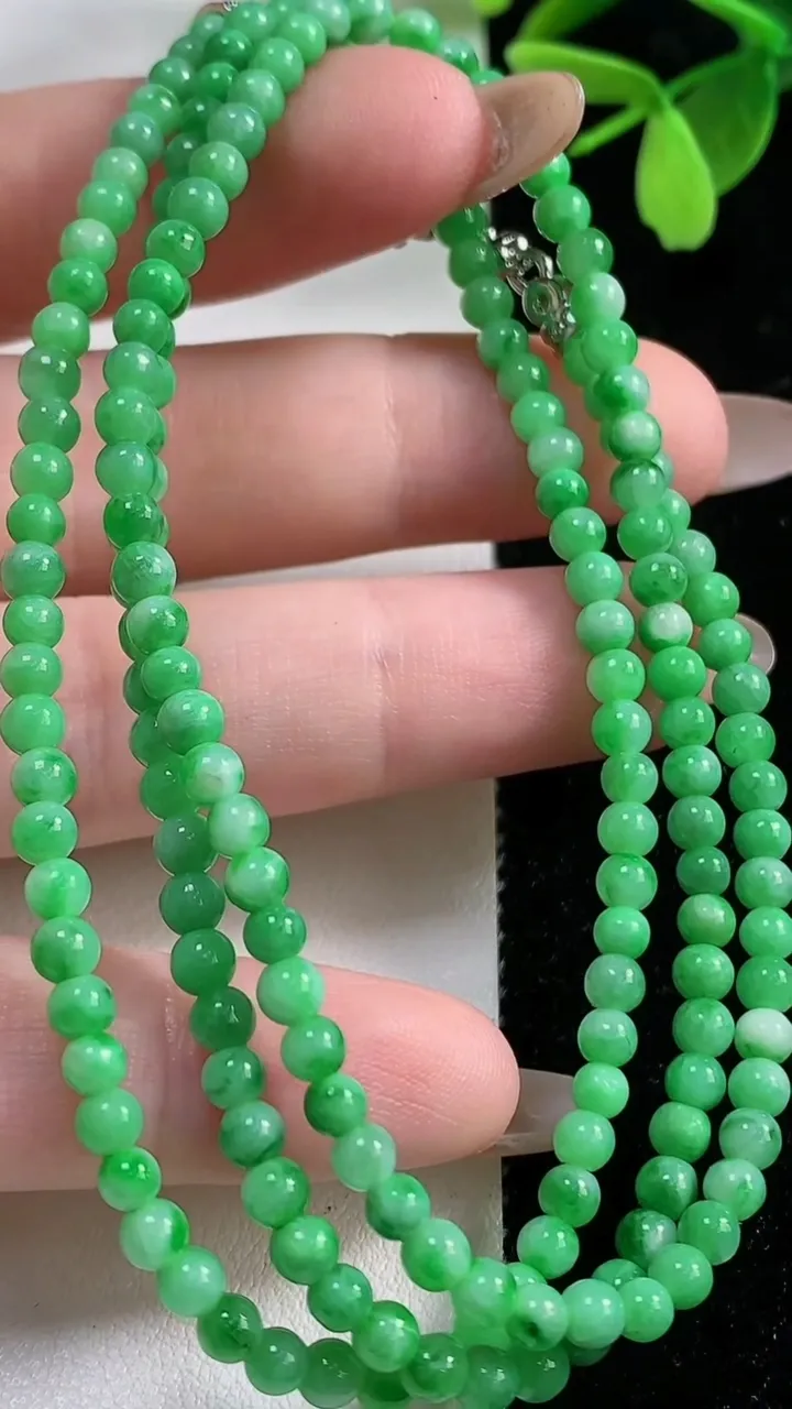 天然A货翡翠小米珠项链，尺寸3.4-168颗，重量:14.96g11月4日
工厂直销收藏佳品,种好水足，色泽均匀，有种有色，上手高大气！