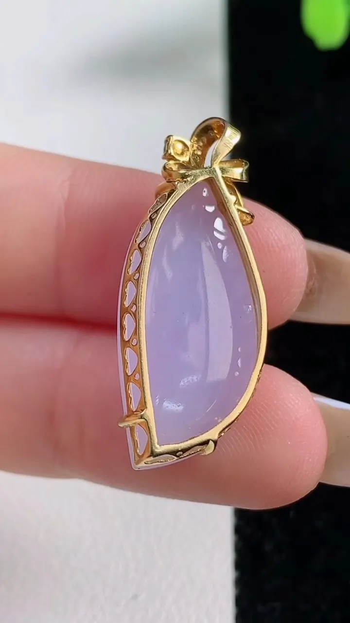 天然A货翡翠18K金紫罗兰随形吊坠，尺寸26.3-12.6-9.5，重量:4.75g
11月4日