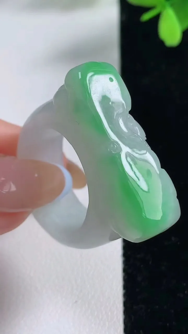 天然A货翡翠荷叶指环扳指，尺寸20.2-33.6-11.6-9.1，重量:21.13g2025年11