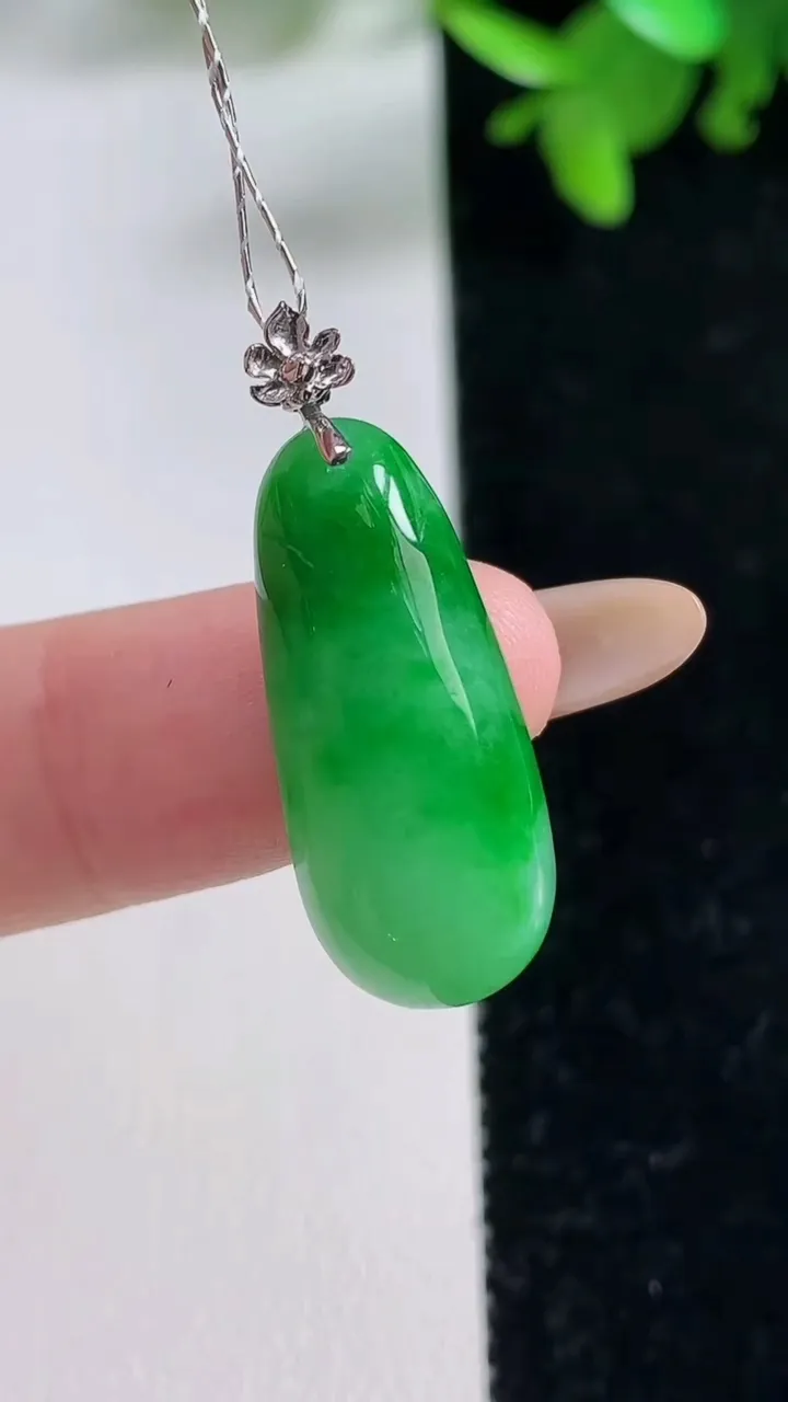 天然A货翡翠福瓜吊坠，尺寸25.2-10.8-5.5，重量:3.44g
11月4日