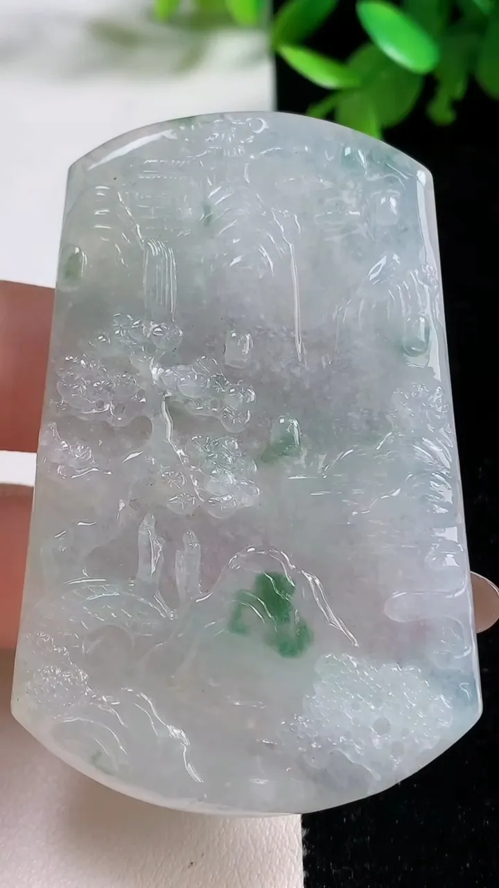 天然A货翡翠牌吊坠，尺寸65-41.2-5.9，重量:39.06g
11月4日