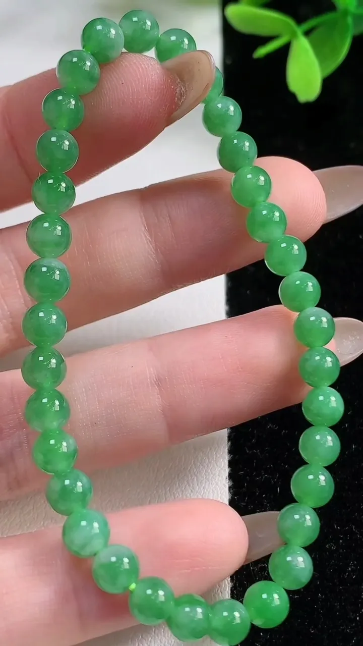 天然A货翡翠圆珠手串，尺寸5.1-34颗，重量:8.53g11月4日
工厂直销收藏佳品,种好水足，色泽均匀，有种有色，上手高大气！