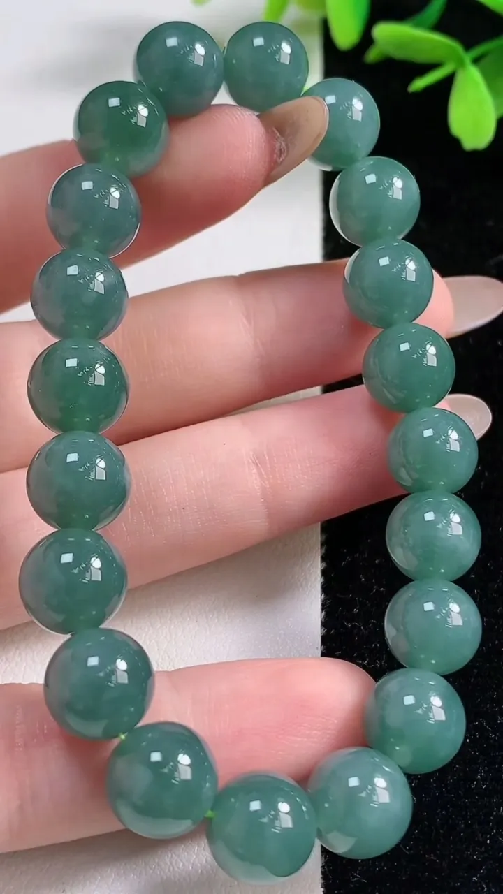 天然A货翡翠货蓝水圆珠手串20颗，尺寸10，重:31.84g11月4日
工厂直销收藏佳品,种好水足，色泽均匀，有种有色，上手高大气！