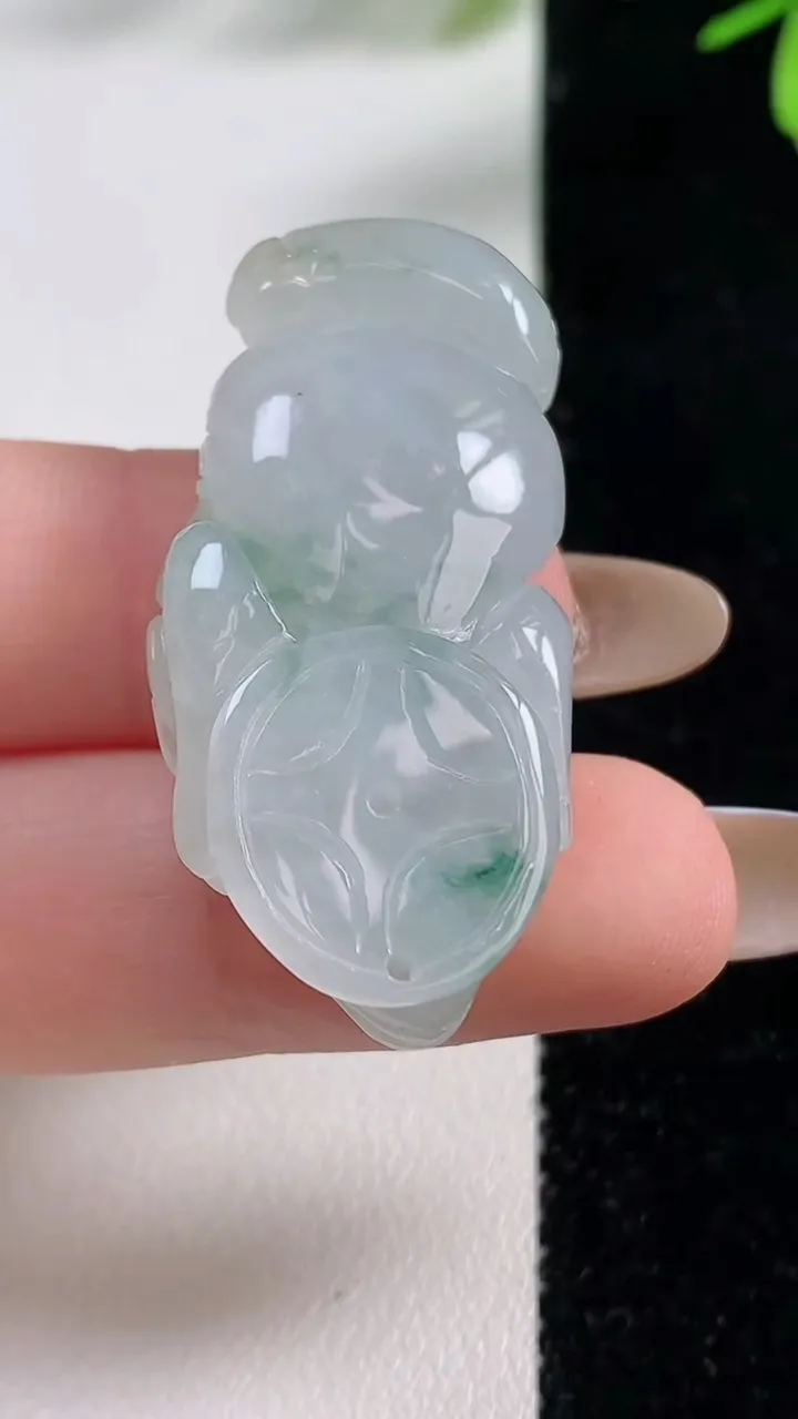 天然A货翡翠飘花金蟾吊坠，尺寸41.2-19.5-10.6，重:14.59g
11月4日