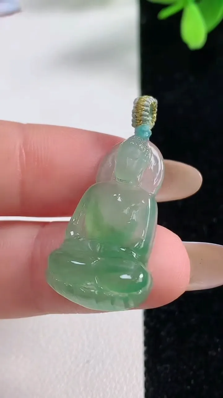 天然A货翡翠大日如来吊坠，尺寸27.6-15-4.2，重量:3.31g
11月4日