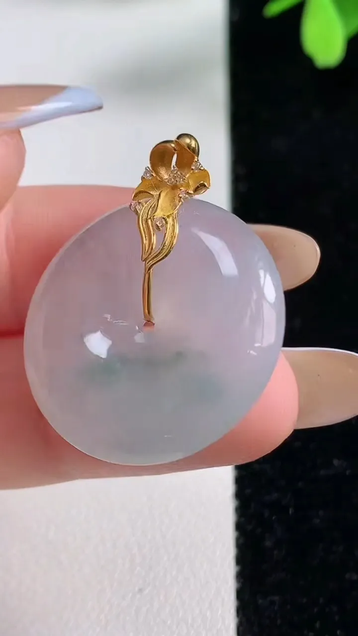 天然A货翡翠种飘花平安扣吊坠，尺寸25.4-6.2，重量:8.89g
11月4日