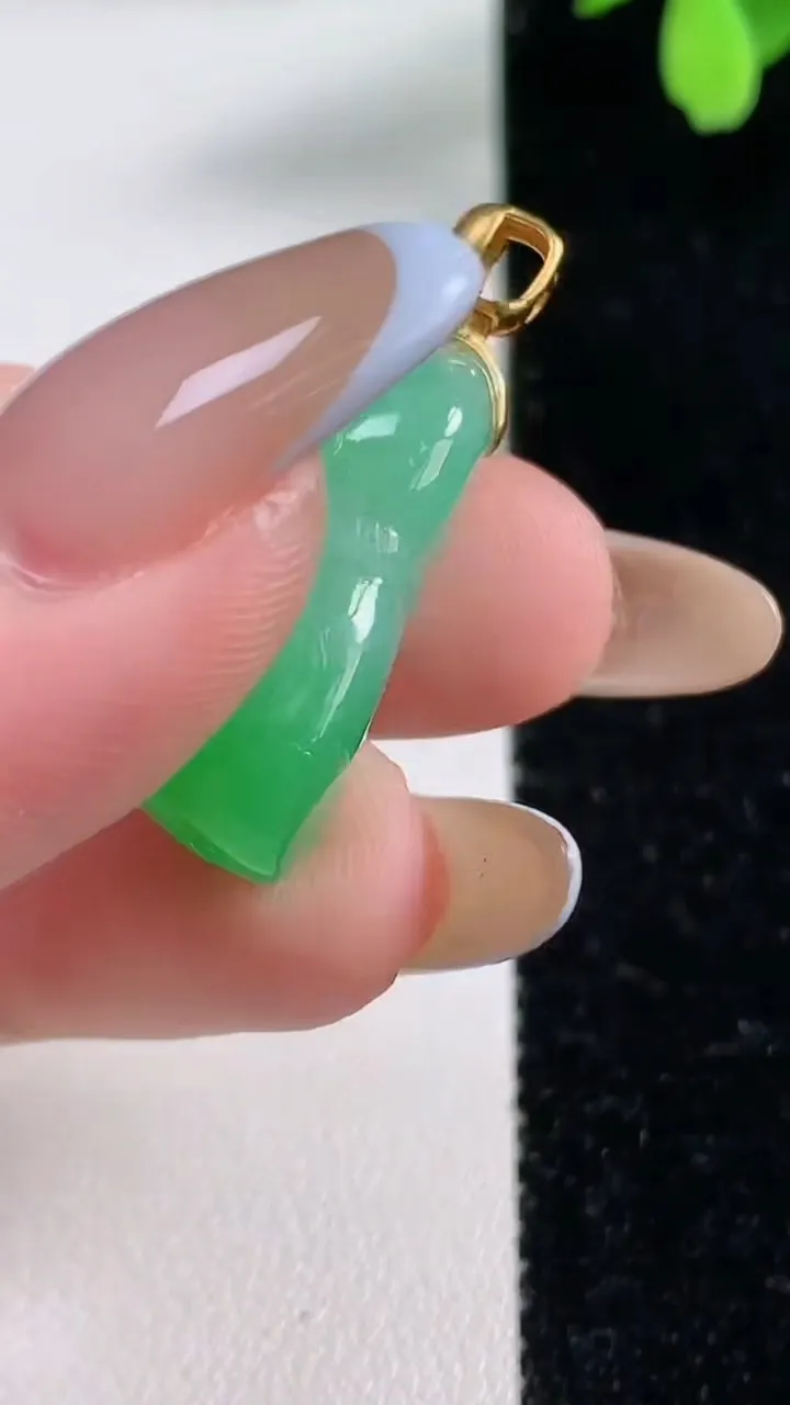 天然A货翡翠葫芦吊坠，尺寸24.8-11-11.5，重量:6.35g
11月4日