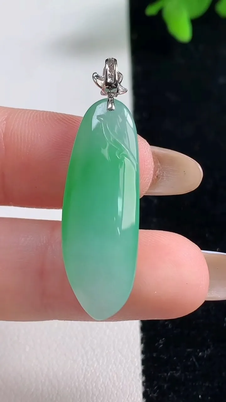 天然A货翡翠福瓜吊坠，尺寸31-10.9-5.9，重量:4.22g
11月4日