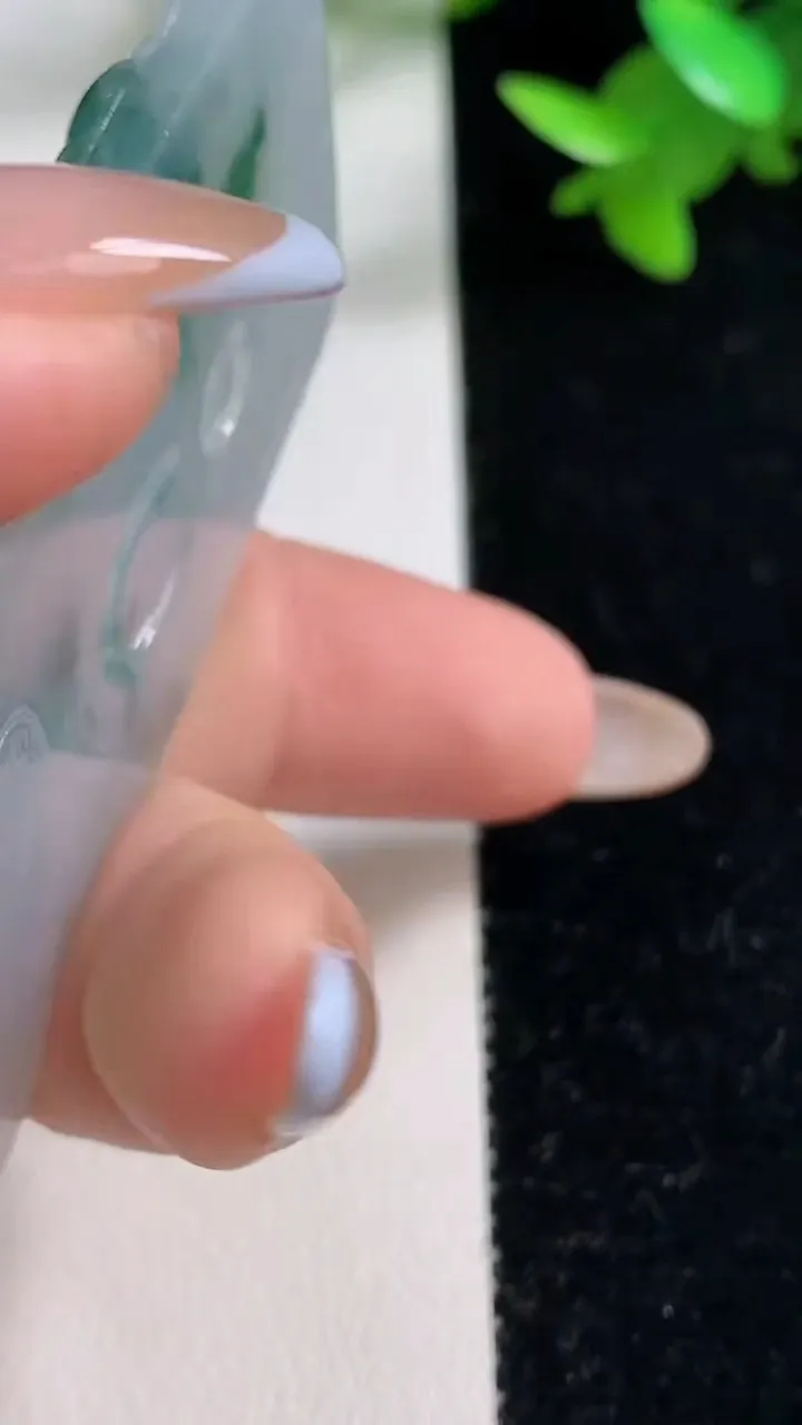 天然A货翡翠冰种飘花观音菩萨吊坠，尺寸69-35.8-5.9，重量:35.20g
11月4日