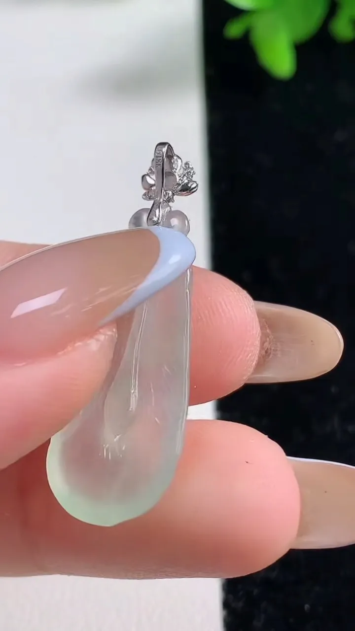 天然A货翡翠羽毛吊坠，尺寸29-11.6-4.4，重量:2.82g
11月4日