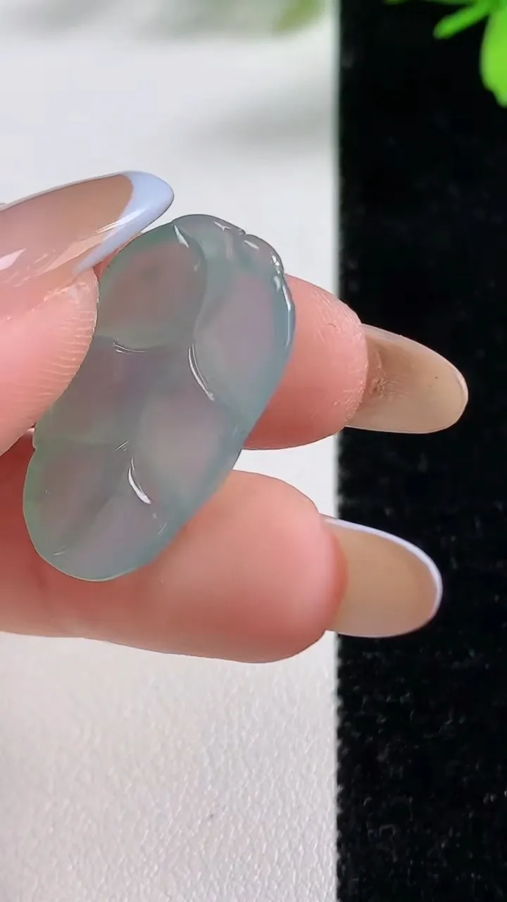 天然A货翡翠金枝玉叶 叶子吊坠，尺寸26-15.7-4，重:3.69g
11月4日