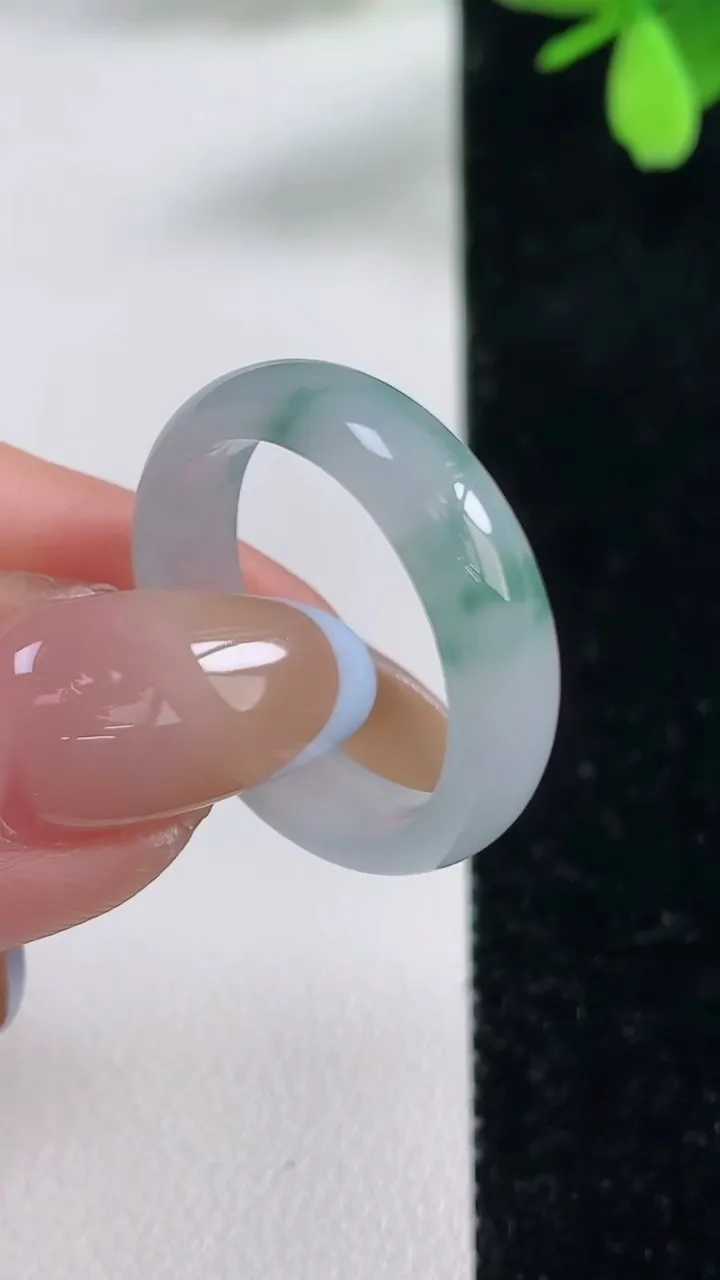 天然A货翡翠冰种飘花指环戒指，尺寸19.5-5.4-2.5，重量:3.00g2025年11月4日
工