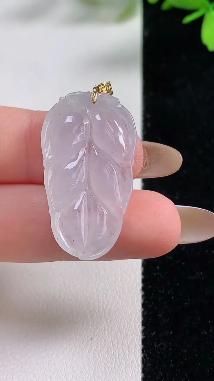 天然A货翡翠金枝玉叶  叶子吊坠，尺寸32-18-3.4，重:3.52g
11月4日