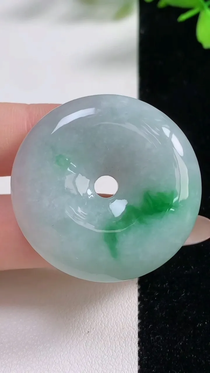 天然A货翡翠平安扣吊坠，尺寸38.2-8.2，重:24.23g
11月4日