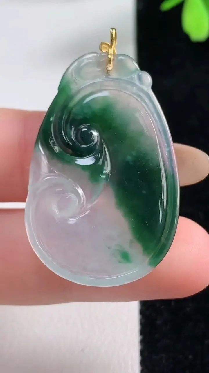 天然A货翡翠种飘花如意吊坠，尺寸37-23.4-3，重量:5.25g
11月4日