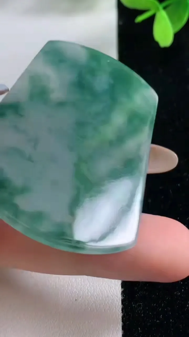 天然A货翡翠冰种飘花龙牌吊坠，尺寸53.5-37.7-4.5，重量:20.27g
11月4日