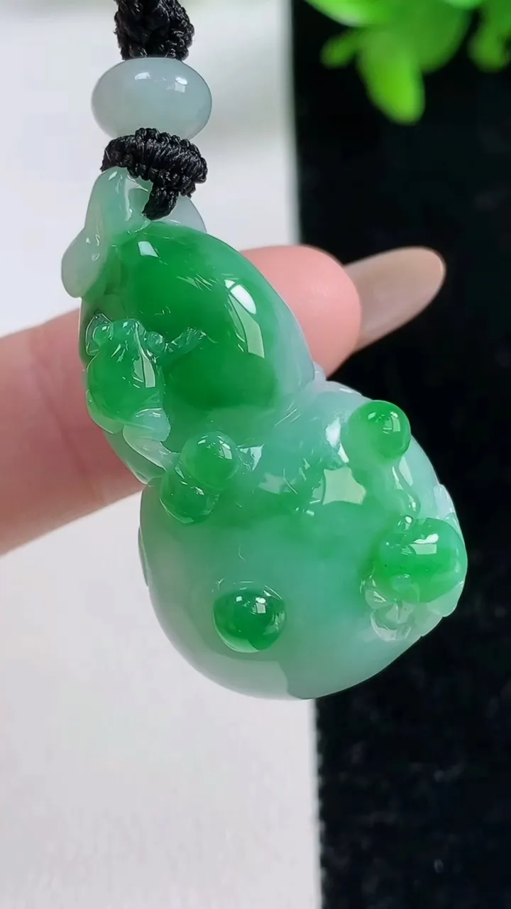 天然A货翡翠葫芦吊坠，尺寸35.3-20.3-12.3，重量:17.92g
11月4日