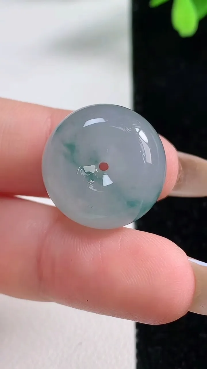 天然A货翡翠冰种飘花路路通吊坠，尺寸19.3-11.5，重量:9.11g
11月4日