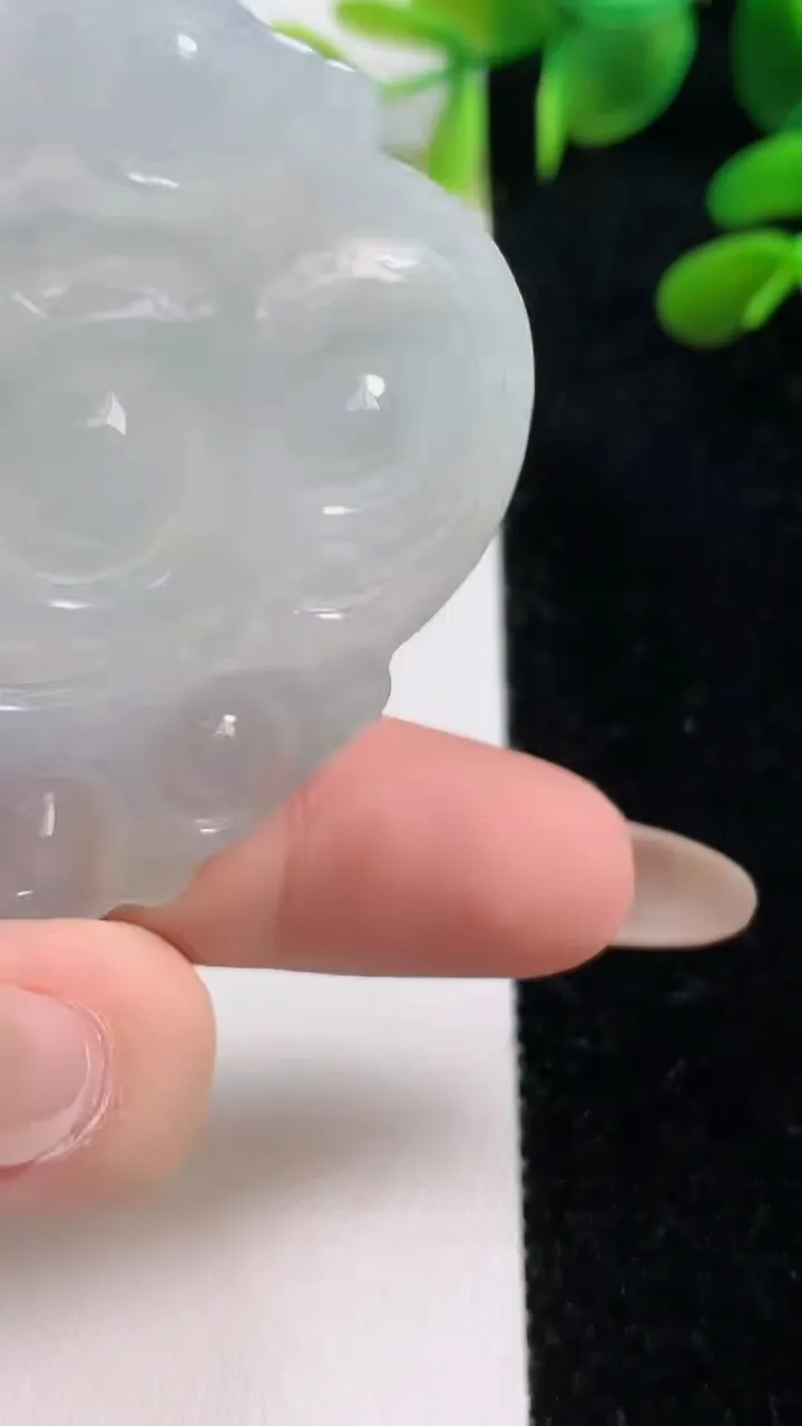 天然A货翡翠飘花度母观音吊坠，尺寸53.5-51-5.5，重:25.02g
11月4日