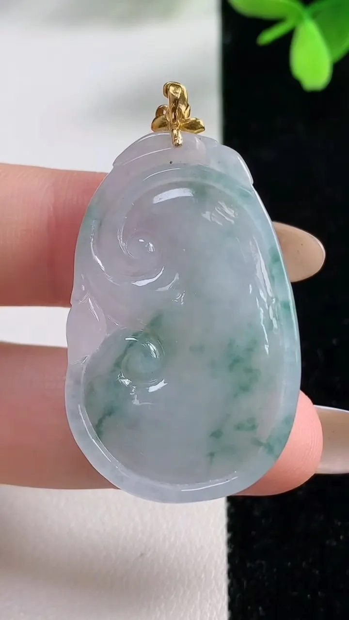 天然A货翡翠种飘花如意吊坠，尺寸38-24-5.7，重量:9.64g
11月4日