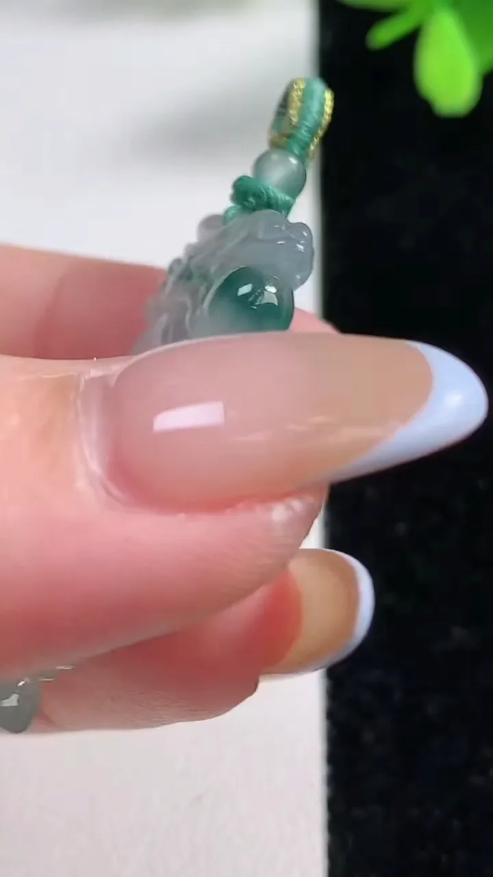 天然A货翡翠冰种飘花龙牌吊坠，尺寸37.7-14.8-4，重量:6.36g
11月4日