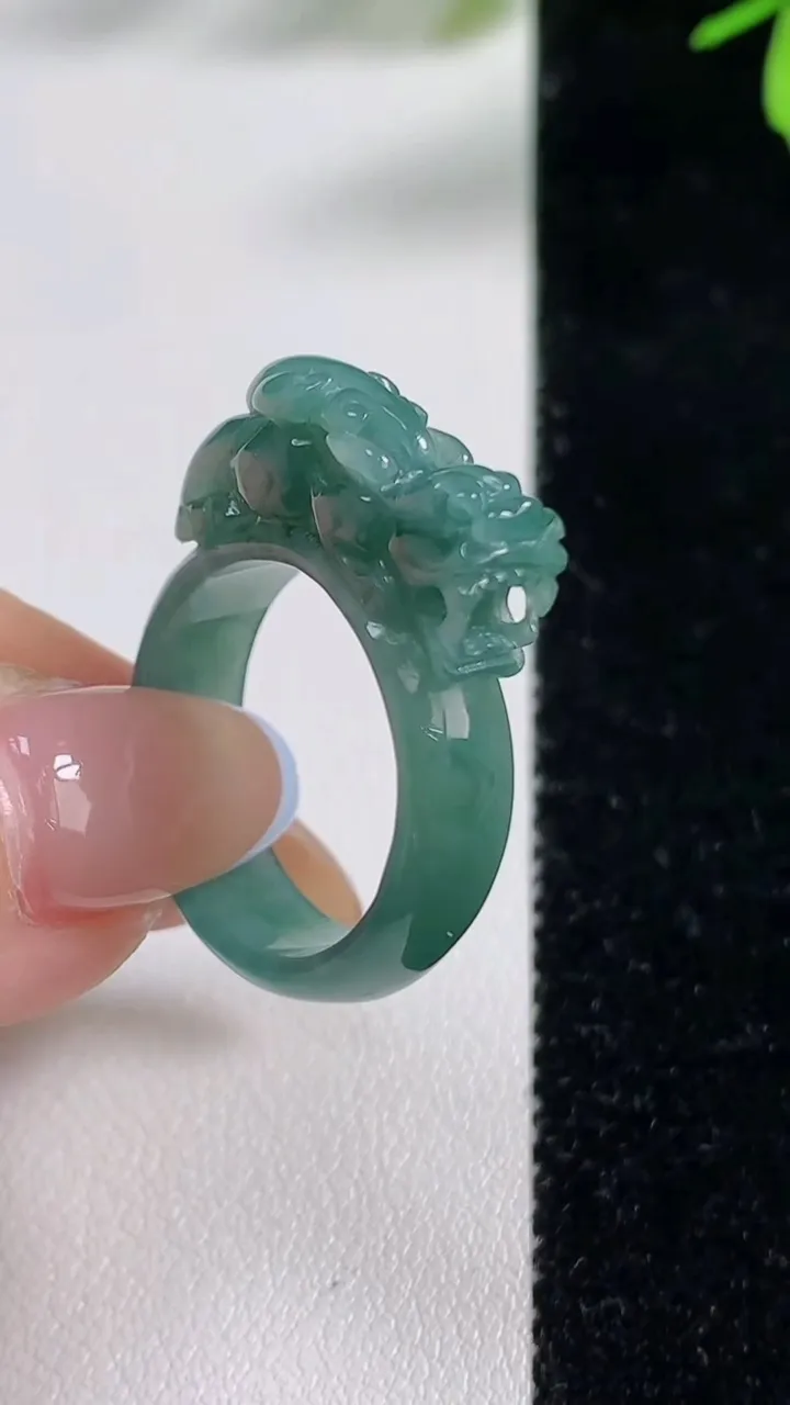天然A货翡翠貔貅指环扳指，尺寸19.2，重:5.70g2025年11月4日
工厂直销收藏佳品,种好水足，色泽均匀，有种有色，上手高大气！