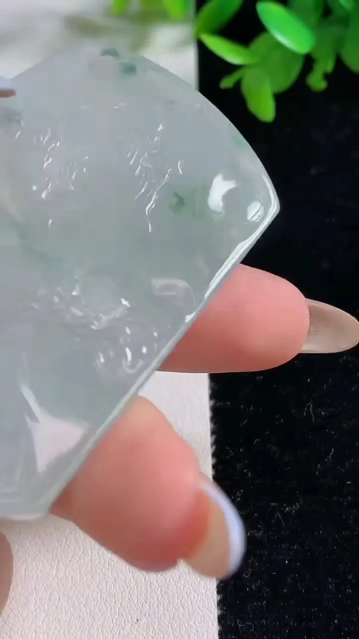 天然A货翡翠牌吊坠，尺寸65-41.2-5.9，重量:39.06g
11月4日