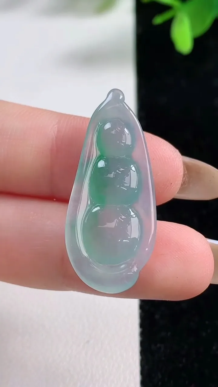 天然A货翡翠福豆吊坠，尺寸33.3-14.6-5.8，重量:3.57g
11月4日