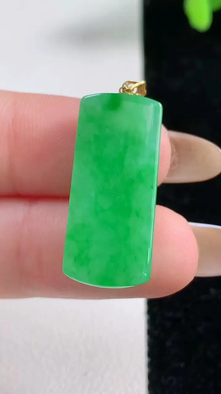 天然A货翡翠无事牌吊坠，尺寸26.6-11.5-4.2，重量:3.28g
11月4日