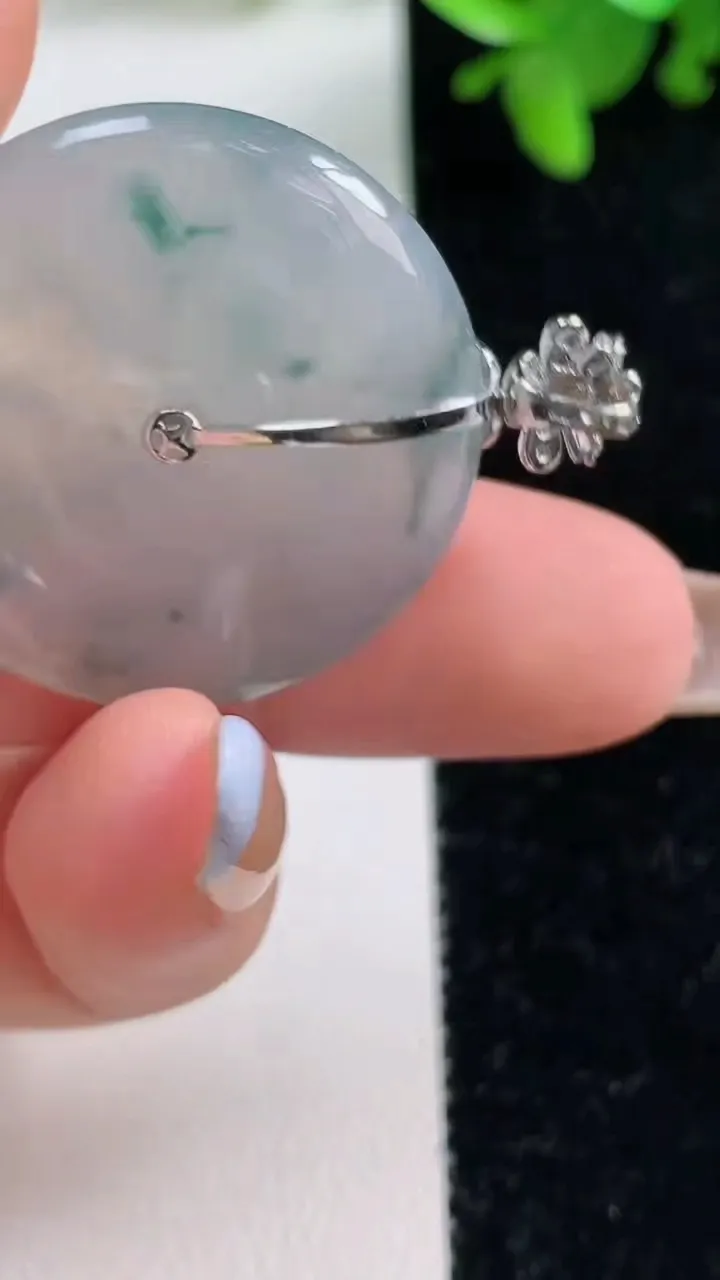 天然A货翡翠种飘花平安扣吊坠，尺寸29.2-5.4，重量:10.84g
11月4日