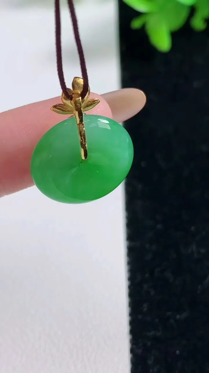 天然A货翡翠平安扣吊坠，尺寸16.5-4.5，重量:2.72g
11月4日