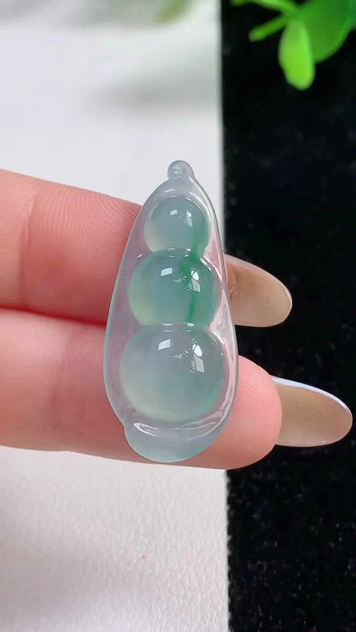 天然A货翡翠福豆吊坠，尺寸33.3-14.6-5.8，重量:3.57g
11月4日