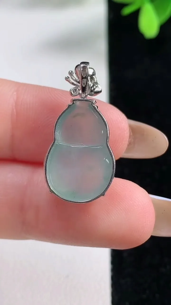 天然A货翡翠种飘花葫芦吊坠，尺寸19-13-6.5，重量:3.19g
11月4日