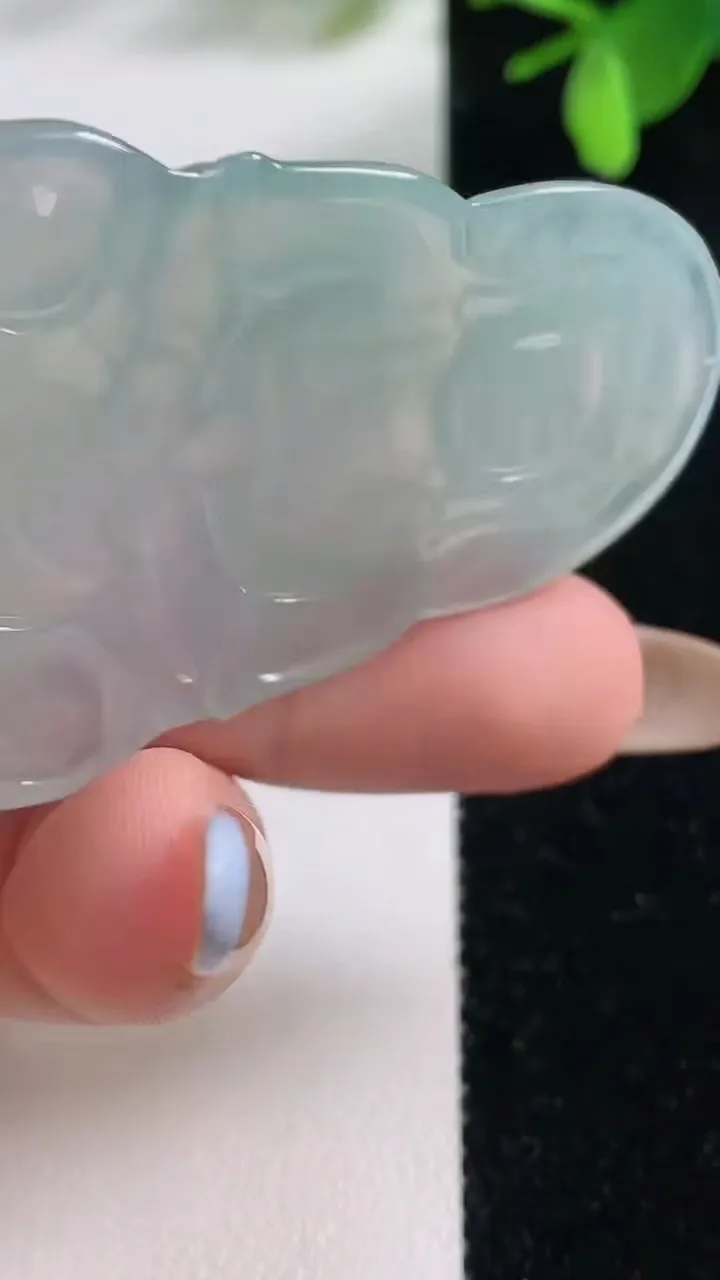 天然A货翡翠观音菩萨吊坠，尺寸51.7-34.5-5，重量:16.25g
11月4日