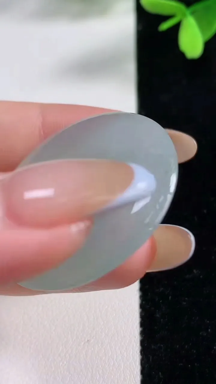 天然A货翡翠平安扣吊坠，尺寸34.3-5.9，重量:15.86g
11月4日