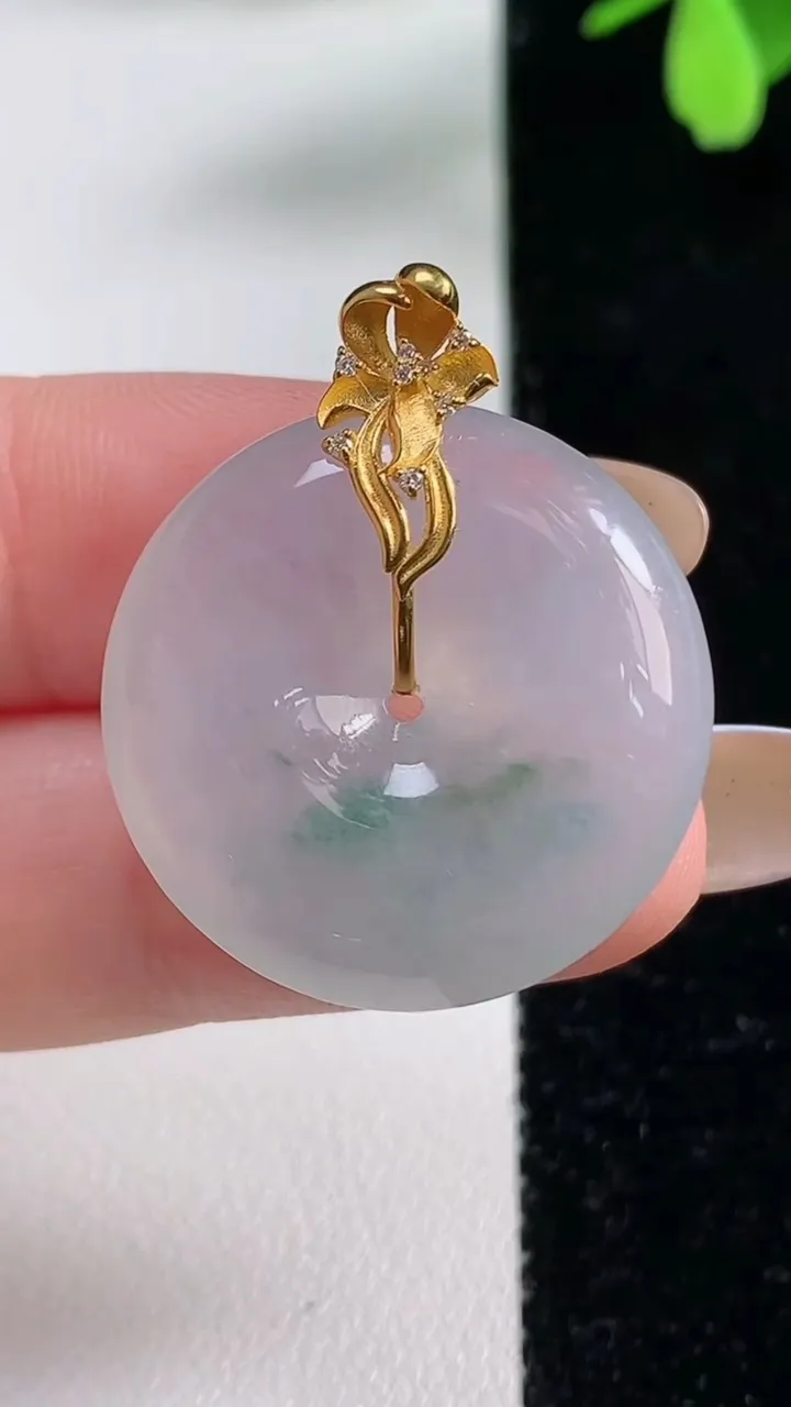 天然A货翡翠种飘花平安扣吊坠，尺寸25.4-6.2，重量:8.89g
11月4日