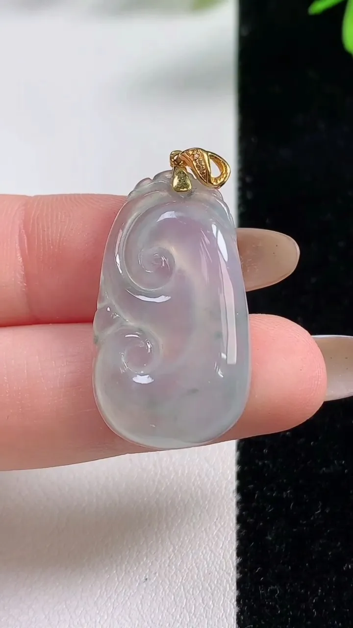 天然A货翡翠种飘花如意吊坠，尺寸29-16.5-5，重:3.95g
11月4日