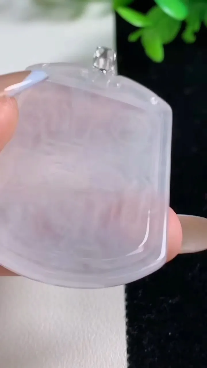 天然A货翡翠种白冰山水牌吊坠，尺寸51-39-3.9，重量:19.52g
11月4日