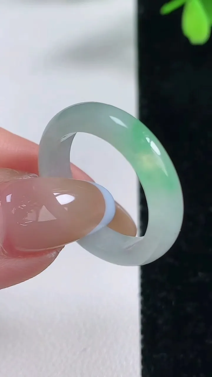 天然A货翡翠指环戒指，尺寸19.2-5.2-3.1，重量:3.65g2025年11月4日
工厂直销收