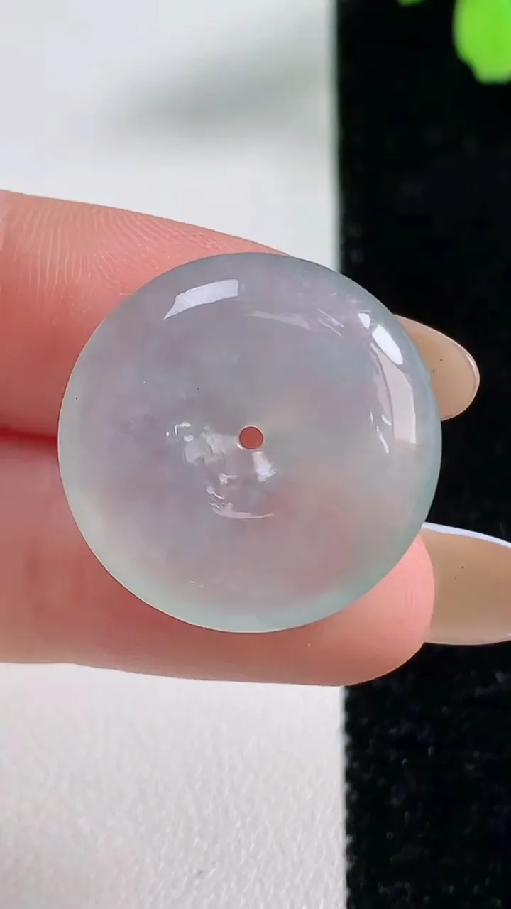 天然A货翡翠平安扣吊坠，尺寸22.7-4.8，重量:5.25g
11月4日