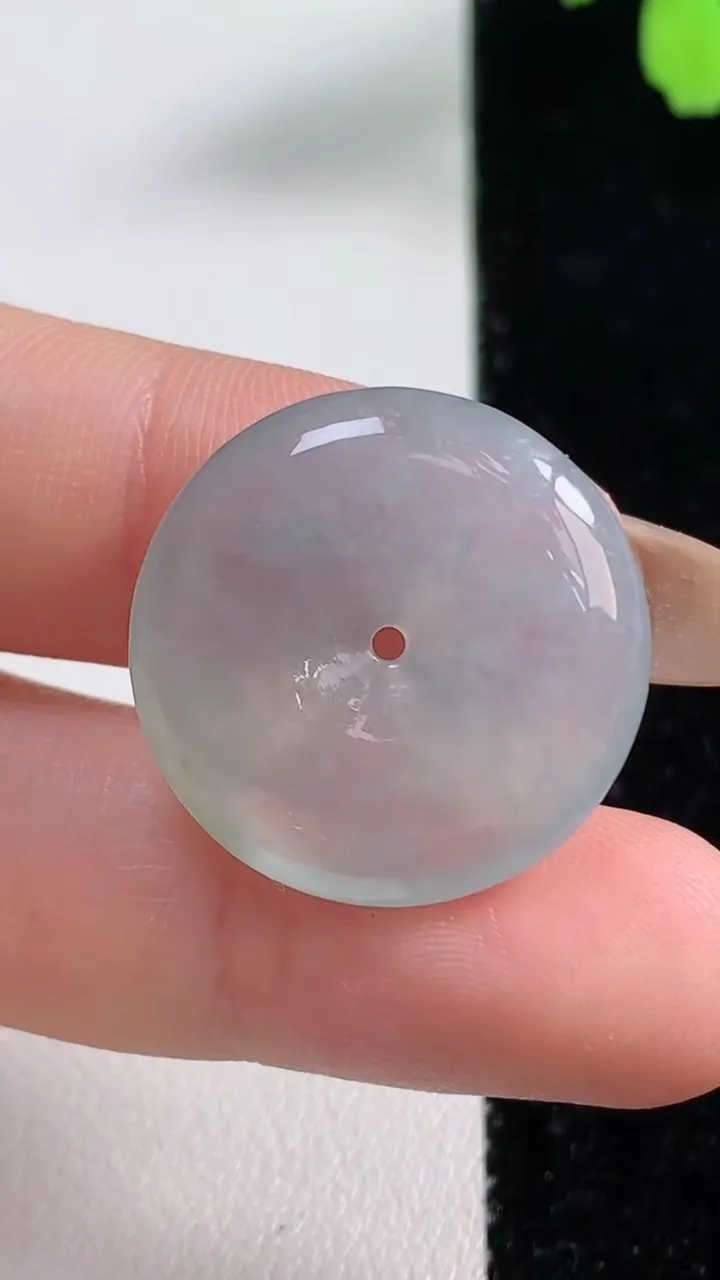 天然A货翡翠平安扣吊坠，尺寸22.7-4.8，重量:5.25g
11月4日