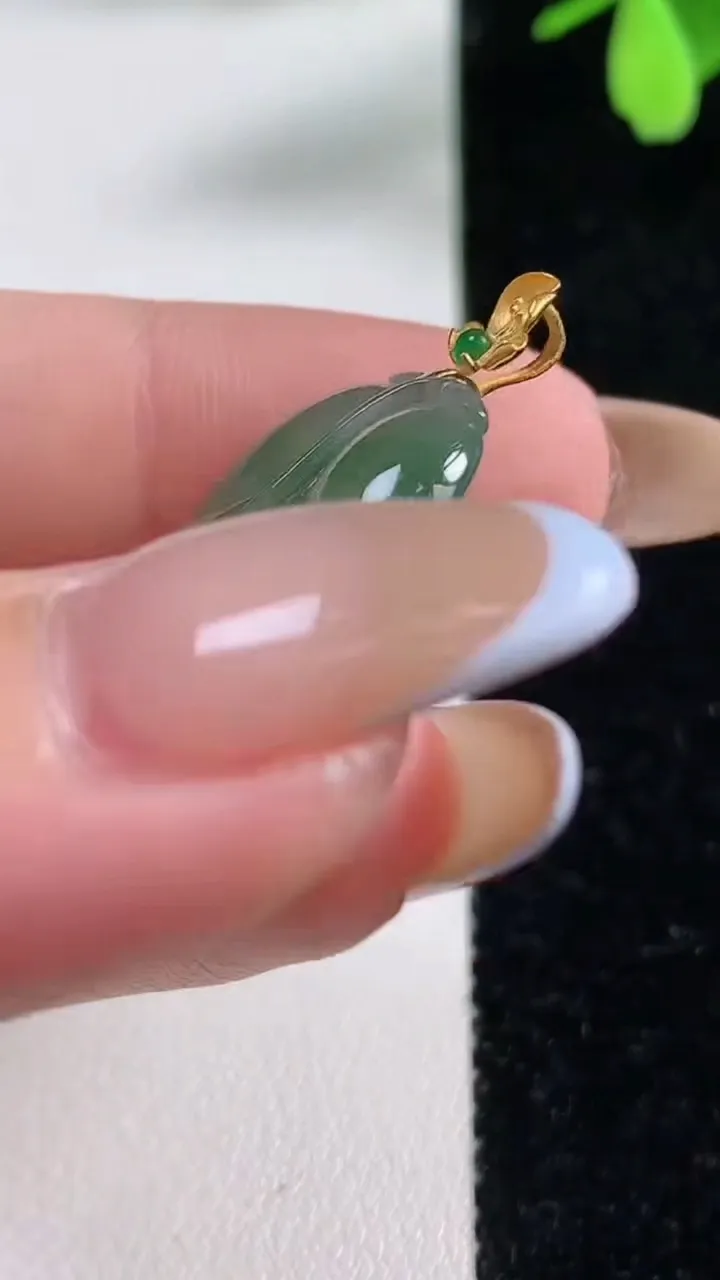 天然A货翡翠金枝玉叶 叶子吊坠，尺寸30.7-17.3-4，重量:4.76g
11月4日