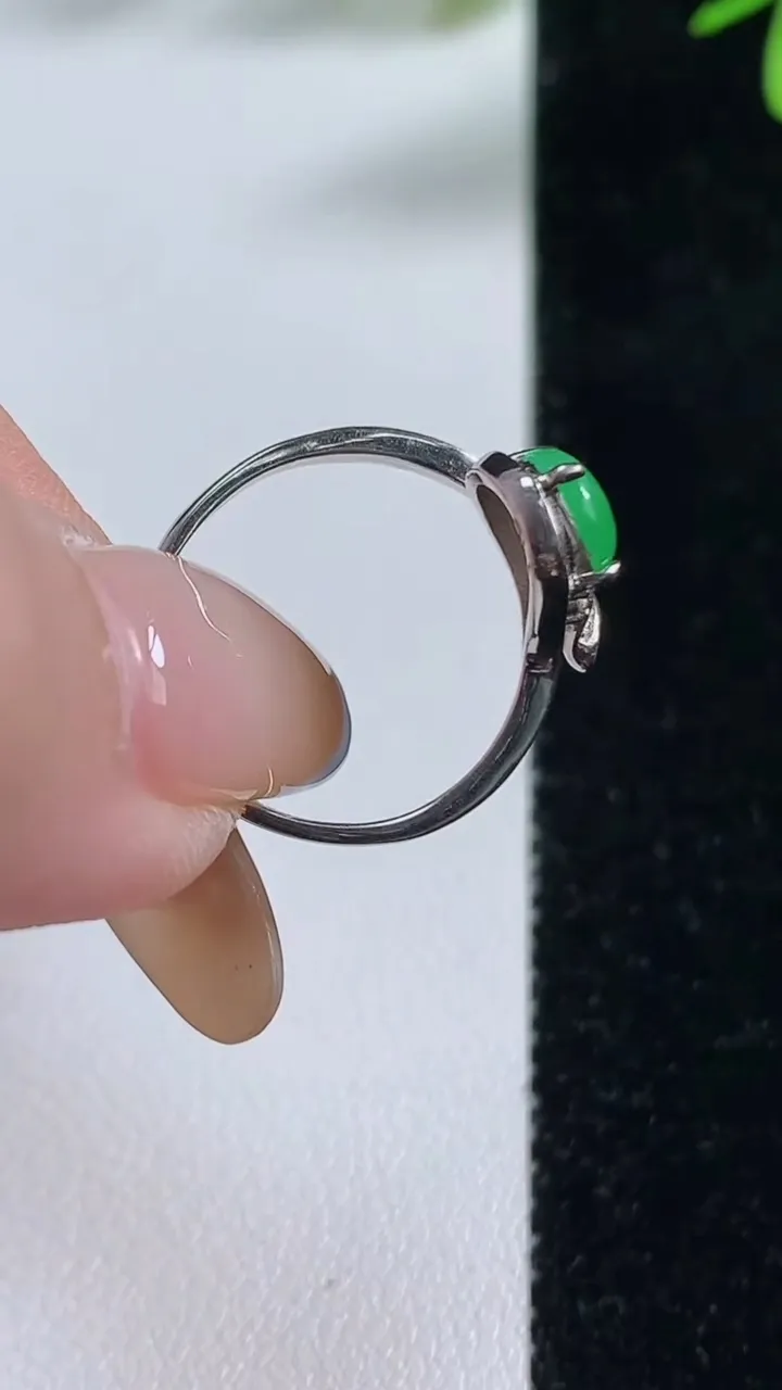 天然A货翡翠蛋面戒指，尺寸6.2-6.2，重:1.77g2025年11月4日
工厂直销收藏佳品,种好水足，色泽均匀，有种有色，上手高大气！