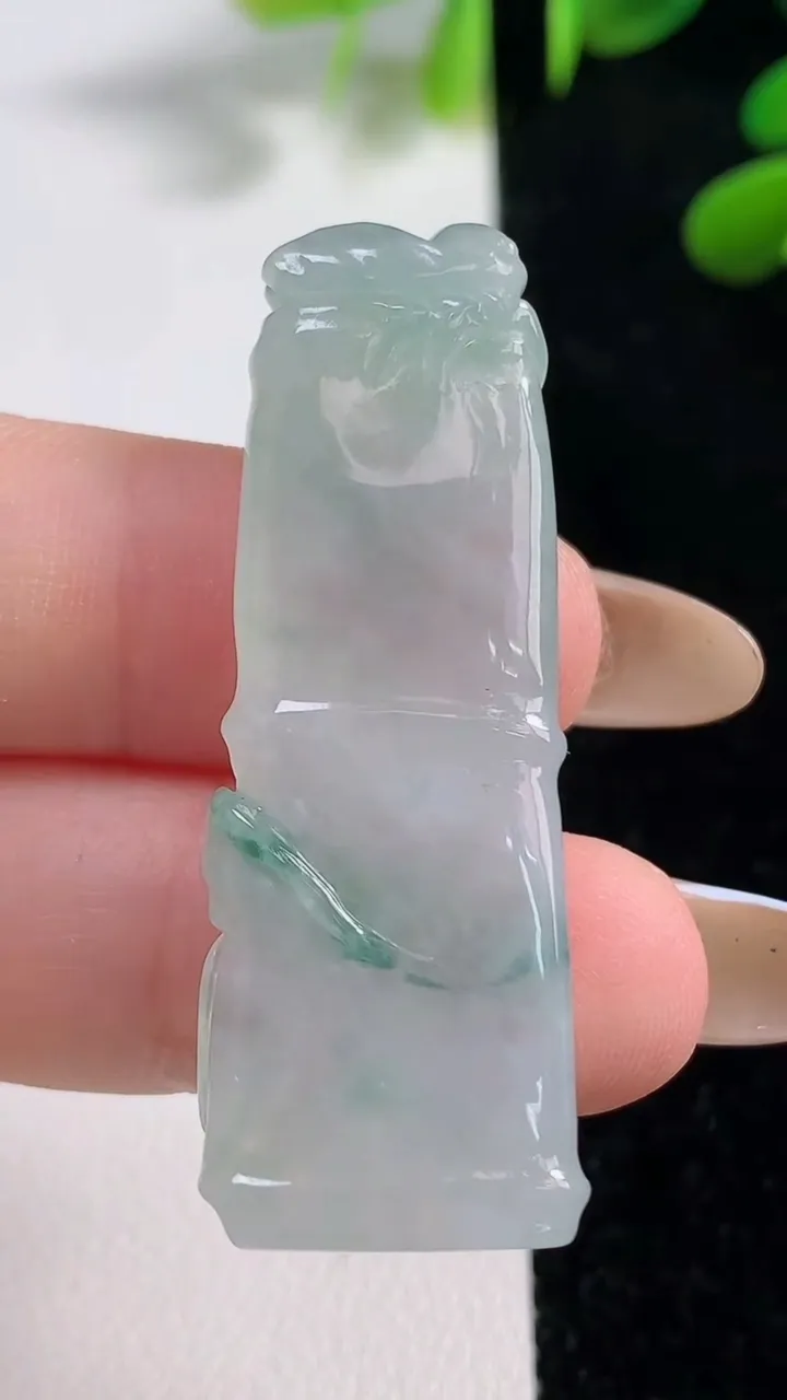 天然A货翡翠冰种飘花节节高升 竹节吊坠，尺寸44-16-9.8，重:9.87g
11月4日